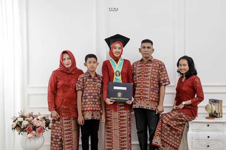 35+ Trend Terbaru Model Baju Wisuda Keluarga Terbaru 2019