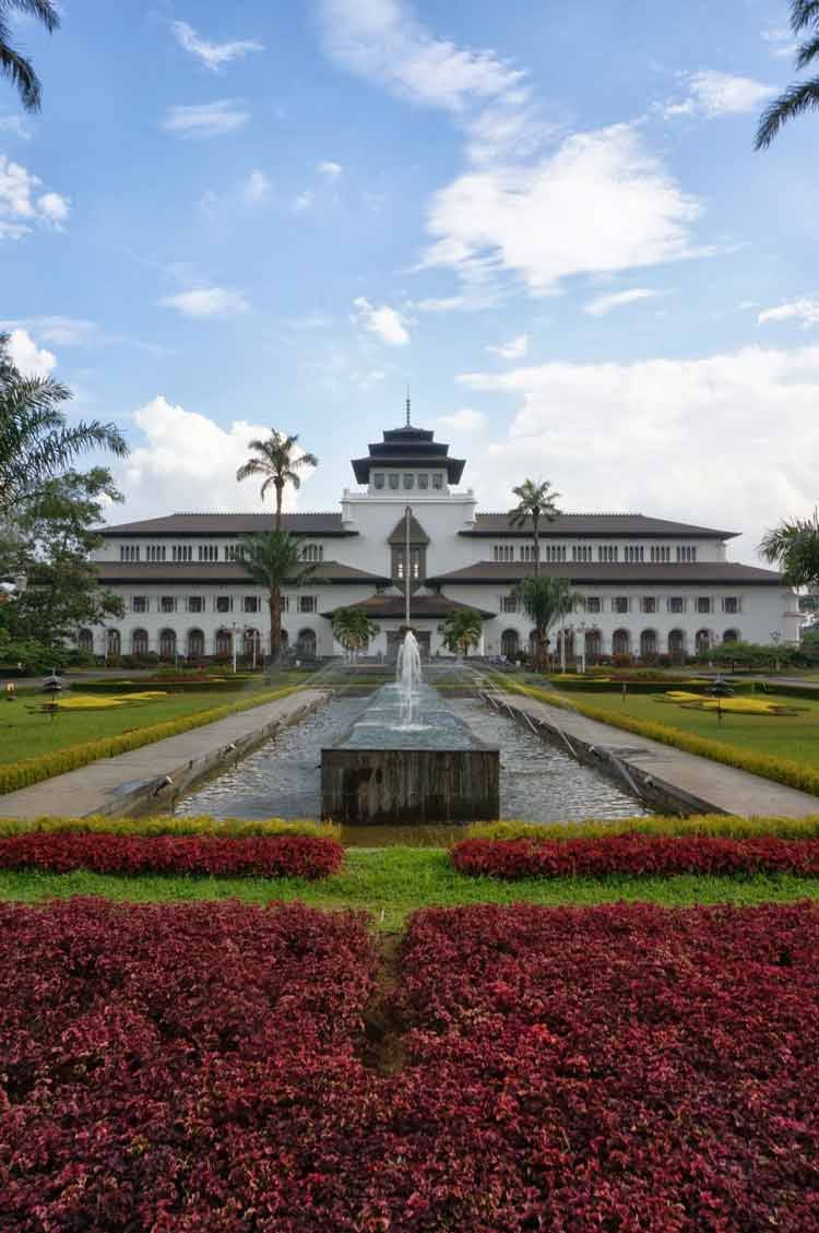 5+ Tempat Bersejarah di Bandung Yang Wajib Dikunjungi 2019